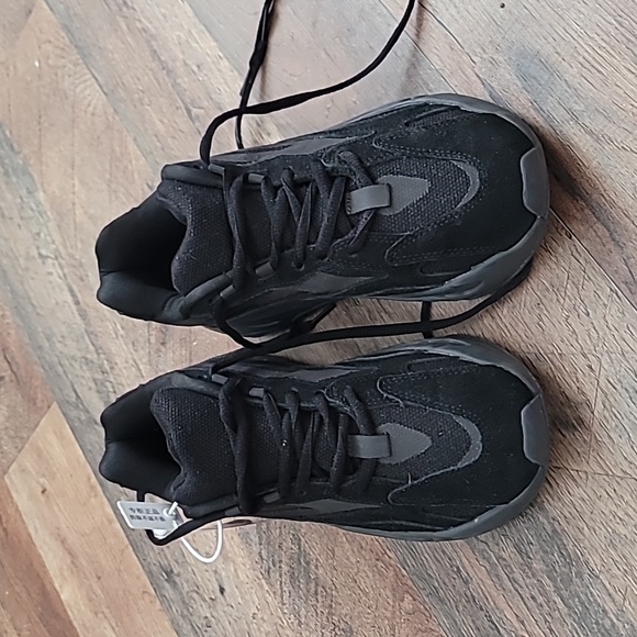 Brand New black Yeezy Boost 700 size 7 1/2 in women - Picture 4 of 5